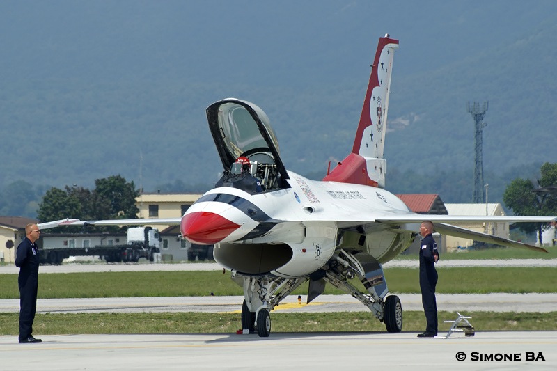 DSC00074_USAF_Thunderbirds_AVIANO_AFB_(Italy)_04.07.2007