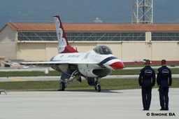 DSC00085crop_USAF_Thunderbirds_AVIANO_AFB_(Italy)_04.07.2007