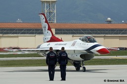 DSC00091crop_USAF_Thunderbirds_AVIANO_AFB_(Italy)_04.07.2007