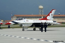 DSC00101_USAF_Thunderbirds_AVIANO_AFB_(Italy)_04.07.2007