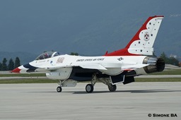 DSC00107_USAF_Thunderbirds_AVIANO_AFB_(Italy)_04.07.2007