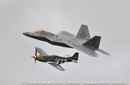 F22P51FRF201707160160 Heritage Flight F-22 'Raptor' e P-51 'Mustang'