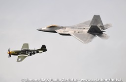 F22P51FRF201707160190 Heritage Flight F-22 'Raptor' e P-51 'Mustang'