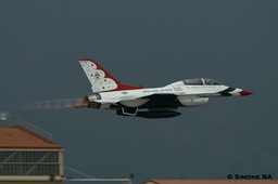 PICT0299_USAF_Thunderbirds_AVIANO_AFB_(Italy)_04.07.2007