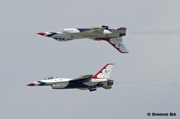 PICT0656crop_USAF_Thunderbirds_AVIANO_AFB_(Italy)_04.07.2007