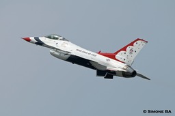 PICT0714crop_USAF_Thunderbirds_AVIANO_AFB_(Italy)_04.07.2007