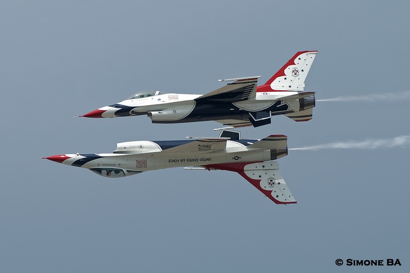 PICT0896crop_USAF_Thunderbirds_AVIANO_AFB_(Italy)_04.07.2007