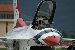 PICT1014_USAF_Thunderbirds_AVIANO_AFB_(Italy)_04.07.2007