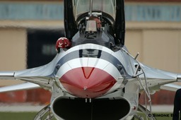 PICT1015crop_USAF_Thunderbirds_AVIANO_AFB_(Italy)_04.07.2007